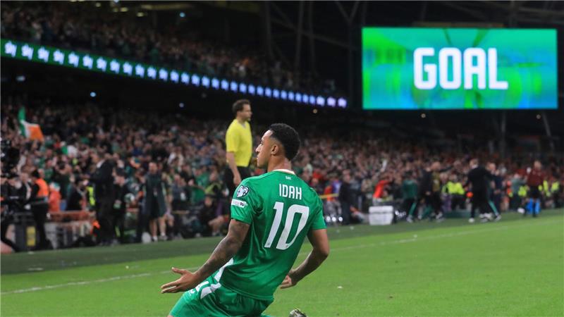 Irlands Adam Idah jubelt nach seinem Tor zum 2:2.