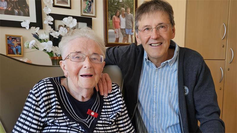 Das Foto zeigt eine 100-jährige Frau mit ihrem Sohn. 