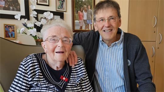 Das Foto zeigt eine 100-jährige Frau mit ihrem Sohn. 