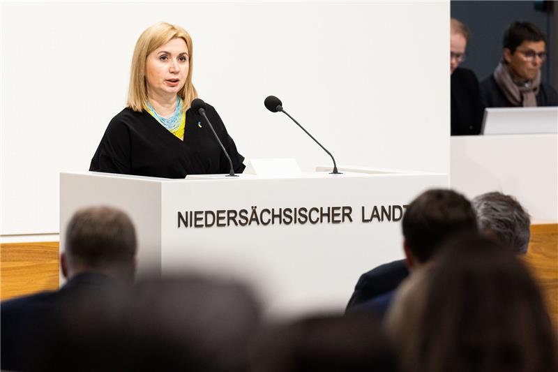 Rede von ukrainischer Generalkonsulin im Landtag erwartet Iryna Tybinka, Generalkonsulin der Ukraine, hält eine Ansprache.