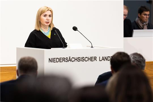 Iryna Tybinka, Generalkonsulin der Ukraine, hält eine Ansprache.