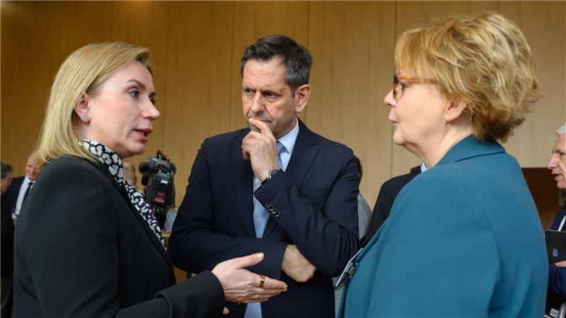 Iryna Tybinka (links), Generalkonsulin der Ukraine in Hamburg, im Gespräch mit Niedersachsens Ministerpräsident Olaf Lies und Innenministerin Daniela Behrens.