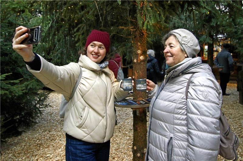 Goslarer Weihnachtsmarkt: Die Sehnsucht ist groß Iryna (links) und Nadiia Slobka halten den ersten Glühwein der Weihnachtsmarkt-Saison mit einem Selfie fest. Kleines Bild: Teresa Chabko-Kubica ist froh, dass sie ihre Tonfiguren wieder auf dem Markt anbieten kann. Fotos: Epping