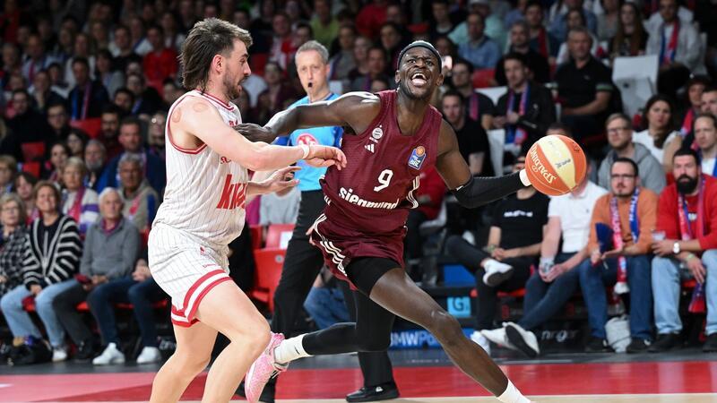 Bayern im Meisterschaftsfinale - Chemnitz führt gegen Alba Isaac Bonga (r) und die Bayern gewannen die Serie gegen Würzburg mit 3:0.