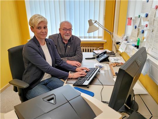 Isabell Mazzotti an ihrem neuen Arbeitsplatz in der Wichernstraße gemeinsam mit KVHS-Außenstellenleiter Hans-Peter Dreß. Foto: Exner