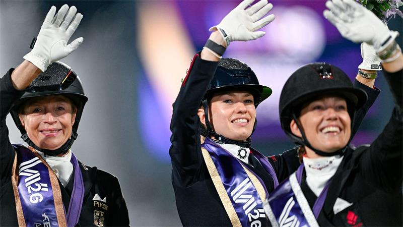 Isabell Werth feiert Bronze.