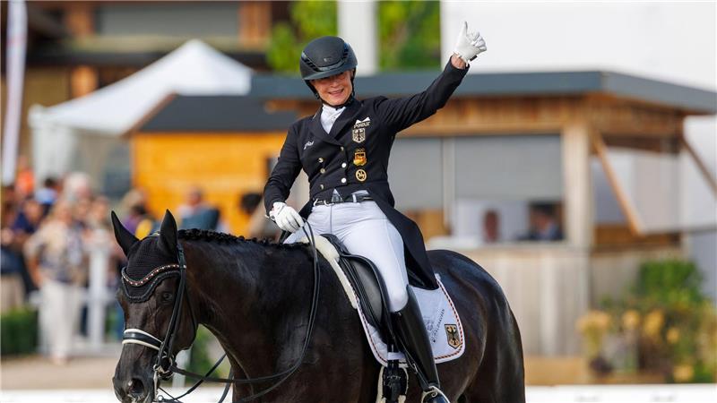 Nach Zitterpartie feiern Werth und Co. Dressur-Gold Isabell Werth freut sich auf ihrem Pferd Wendy über ihre gelungene Kür.