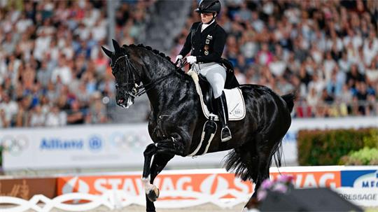 Isabell Werth verteidigt den Pferdesport gegen Kritiker. (Archivbild)
