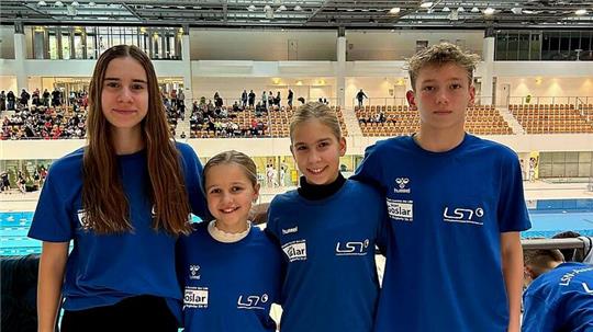 Isabella Janitzki, Eva Fiebach, Marlene Knoop und Yehor Byba (v. l.) während des Nachwuchsvergleichs der norddeutschen Bundesländer im Schwimmen, der im Europasportpark Berlin ausgetragen wird.
