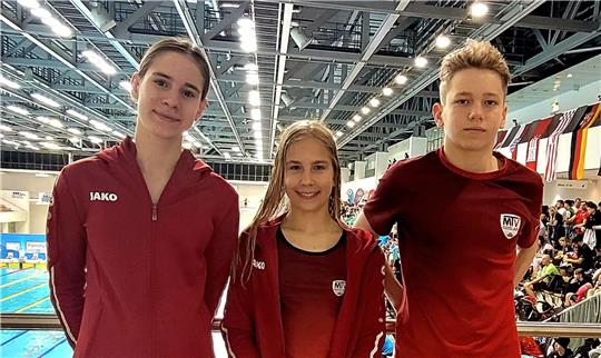 Isabella Janitzki, Marlene Knoop und Yehor Byba in der Schwimmhalle der Berliner Europasportparks. Zusammen haben sie sich bei den deutschen Jahrgangsmeisterschaften für neun Strecken qualifiziert.