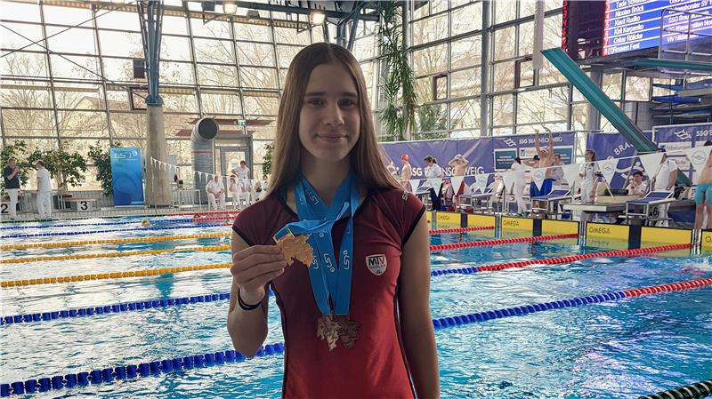 Isabella Janitzki präsentiert im Braunschweiger Sportbad Heidberg ihre Goldmedaille. Darüber hinaus gewinnt sie bei den Landesmeisterschaften zweimal Bronze.