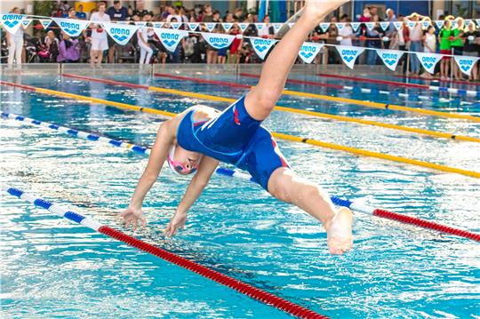 Isabella Janitzki springt bei den Landesjahrgangsmeisterschaften auf der Kurzbahn sehr erfolgreich ins Wasser. Sechs Titel gewinnt sie im Aquantic Goslar. Fotos: Martin Schenk