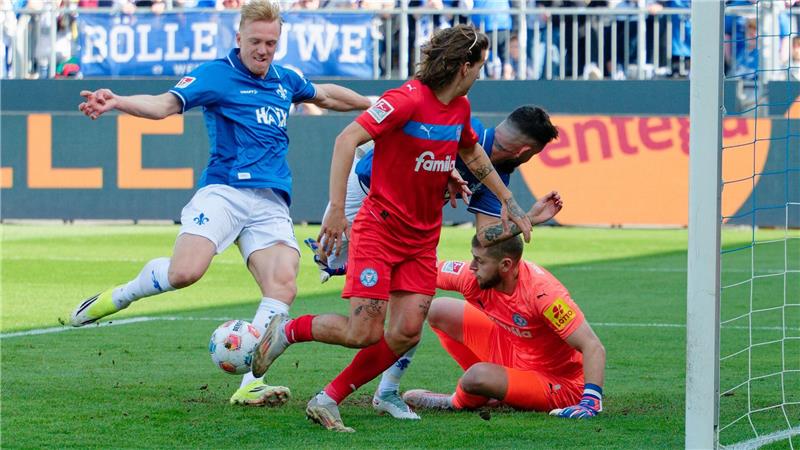 Isac Lidberg (l) scheitert an Kiels Torwart Timon Weiner.