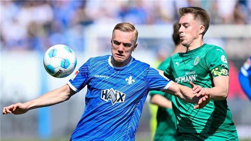 Nach gruseliger erster Hälfte: Darmstadt bezwingt Fürth Isac Lidberg (l) schoss das 1:0 gegen die SpVgg Greuther Fürth