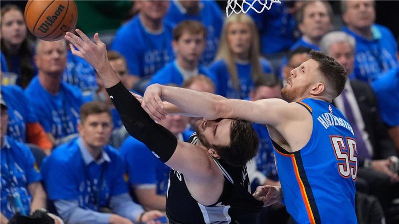 Isaiah Hartenstein (55) blockt einen Wurf von Luke Kornet (7).