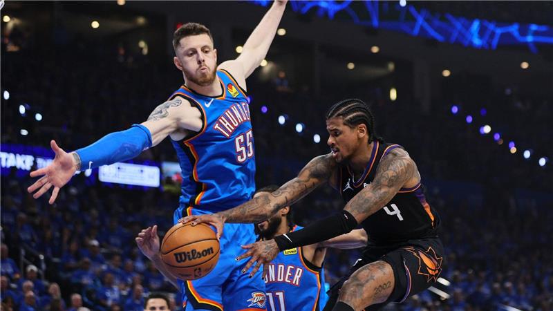 Isaiah Hartenstein (l) versucht den Ball zu blocken.
