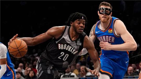 Isaiah Hartenstein (re.) spielte beim Sieg der Oklahoma City Thunder mit Gesichtsmaske.