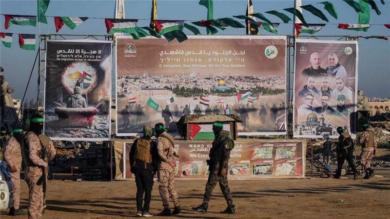 Islamisten lassen drei weitere Geiseln im Gazastreifen frei Islamisten übergaben die drei Männer in der Stadt Chan Junis im Süden des Gazastreifens an Vertreter des Roten Kreuzes.