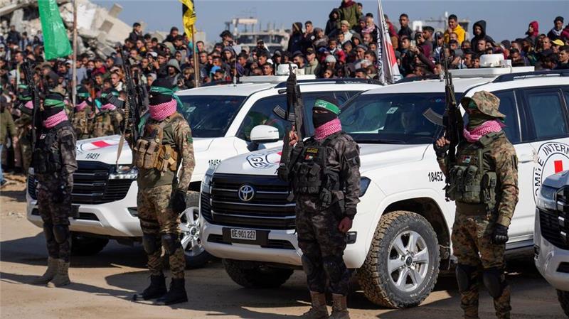 Islamisten lassen drei weitere Geiseln im Gazastreifen frei Islamisten umstellen Autos des Roten Kreuzes.