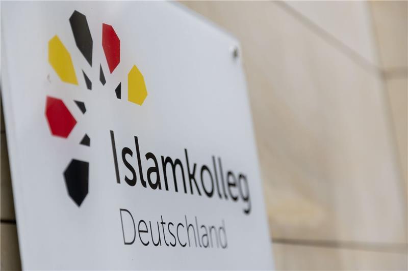 «Islamkolleg Deutschland» steht auf einem Schild an einem Gebäude.