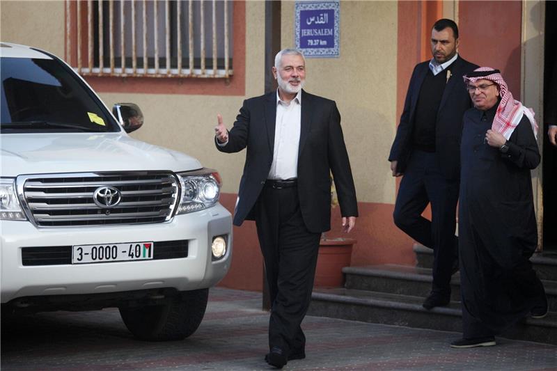 Katar und die Hamas: Millionen für den Machtausbau Ismail Hanijeh (l), der Chef der Hamas, geht mit dem Botschafter Katars für die Palästinensischen Autonomiegebiete, Mohammed al-Amadi (r), aus dem Haus.