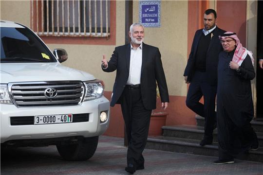 Ismail Hanijeh (l), der Chef der Hamas, geht mit dem Botschafter Katars für die Palästinensischen Autonomiegebiete, Mohammed al-Amadi (r), aus dem Haus.