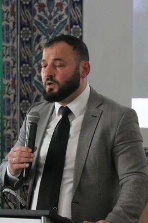 Ismet Altin heißt die Gäste in der Goslarer Moschee willkommen.