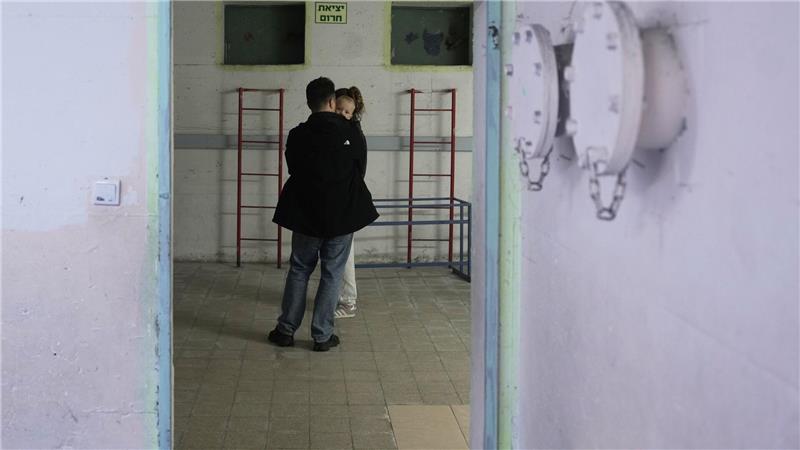 Israel greift den Iran an - Zivilisten stehen in Ramat Gan in einem Schutzraum, nachdem Alarm ausgelöst wurde infolge eines israelischen Angriffs auf den Iran.