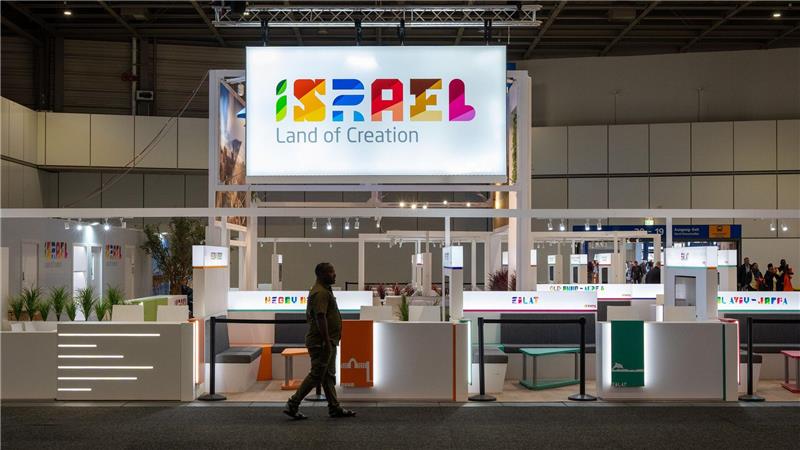 Israel hat seine Teilnahme an der ITB in Berlin aufgrund der aktuellen Lage in Nahost abgesagt. Der israelische Stand steht daher menschenleer in einer Messe-Halle.