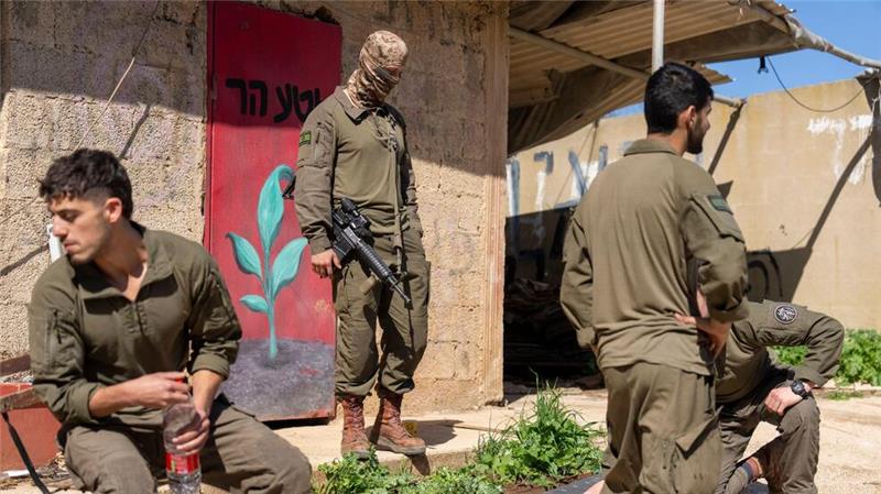 Bewohner kehren nach Israels Abzug zurück in den Südlibanon Israel will an der Grenze zum Libanon weitere Posten auf der israelischen Seite einrichten und Truppen zum Schutz vor Angriffen verstärken.