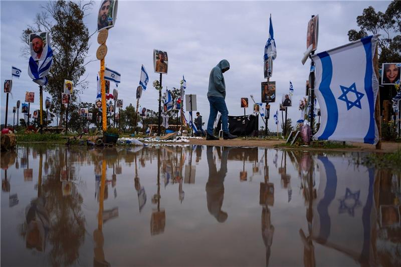 Israelis besuchen den Ort, an dem am 7. Oktober 2023 bei einem Angriff von Hamas-Kämpfern auf das Nova-Musikfestival Feiernde getötet und entführt wurden.