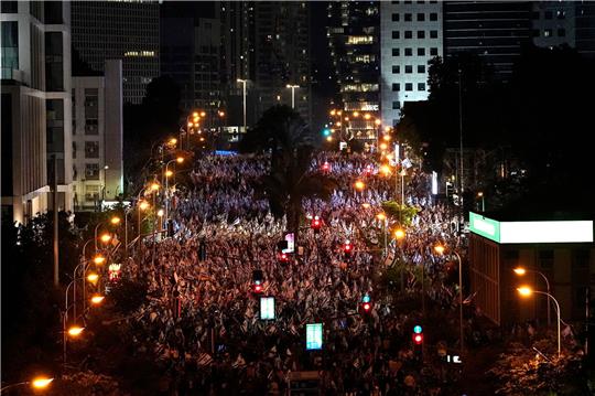 Israelis, die gegen die Pläne der Regierung von Premierminister Netanjahu protestieren, das Justizsystem zu reformieren, bei einer alternativen Feier zum Unabhängigkeitstag in Tel Aviv.
