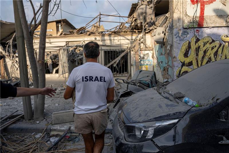 Mittelständler wollen trotz Terrors in Israel bleiben Israelis inspizieren die Trümmer eines Gebäudes in Tel Aviv, das am Wochenende von einer aus dem Gazastreifen abgefeuerten Rakete getroffen wurde.