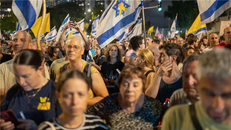 Bilder des Tages Israelis nehmen an einer Demonstration teil, bei der die Beendigung des Krieges gegen den Gazastreifen und die Freilassung der Geiseln gefordert wird.
