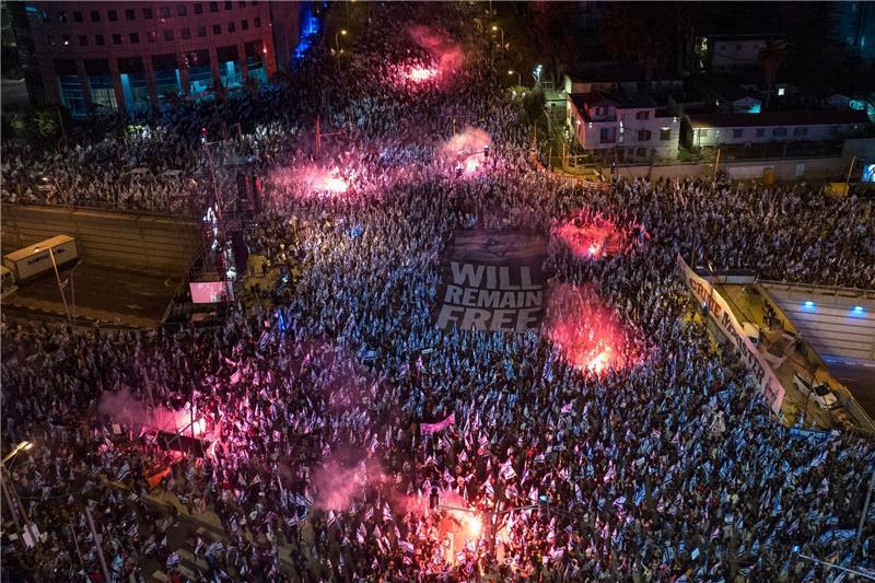 Erneut Massenproteste gegen Justizreform in Israel Israelis protestieren gegen die israelische Regierung in Tel Aviv.