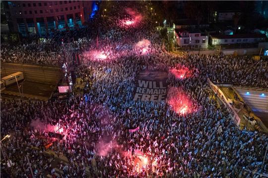 Israelis protestieren gegen die israelische Regierung in Tel Aviv.