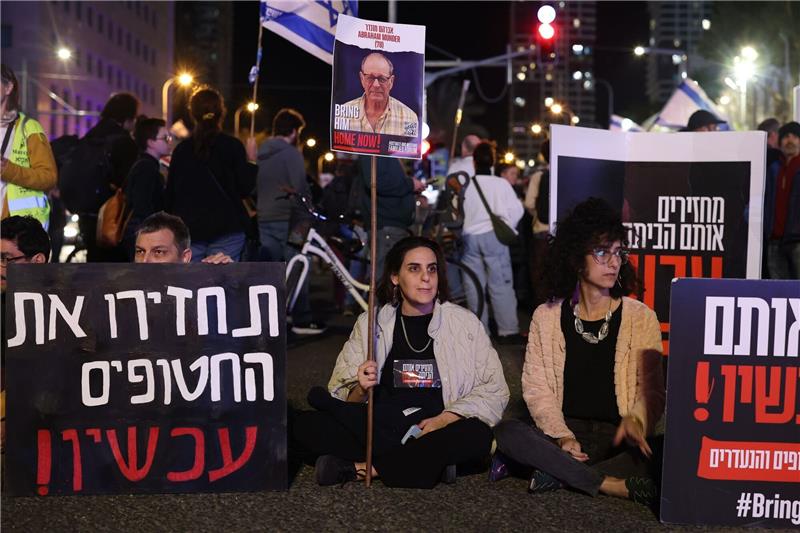 Versehentlich getötete Geiseln zeigten weiße Flagge Israelis protestieren in Tel Aviv.