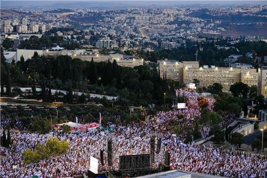 Israelis protestieren vor dem Parlament in Jerusalem gegen den geplanten Umbau der Justiz.