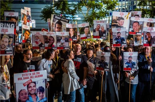 Israelis und Angehörige der Geiselfamilien  fordern Premierminister Netanjahu auf, sich stärker für die Freilassung der verbleibenden Geiseln im Gazastreifen einzusetzen.