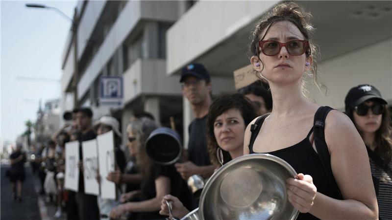 Bilder des Tages Israelische Aktivistinnen schlagen vor einer Außenstelle der US-Botschaft in Tel Aviv auf Töpfe und Pfannen, um auf den Hunger der palästinensischen Zivilbevölkerung im Gazastreifen aufmerksam zu machen.