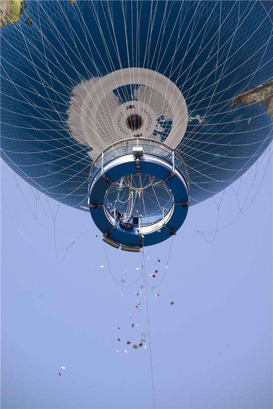 Israelische Angehörige von Hamas-Geiseln werfen Zettel mit Fotos von Geiseln aus einem Heißluftballon in Berlin-Mitte.