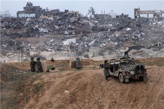 Israelische Armeefahrzeuge und Soldaten sind in der Nähe der Grenze zum Gazastreifen zu sehen.