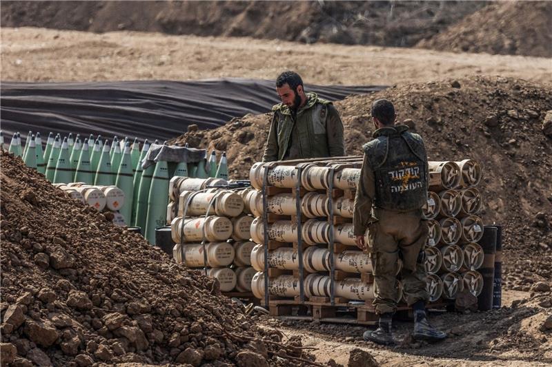 Netanjahu: Zweite Phase des Gaza-Krieges hat begonnen Israelische Artilleriesoldaten stehen in der Nähe der Grenze zum Gazastreifen während der anhaltenden israelischen Bombardierung des Gazastreifens.