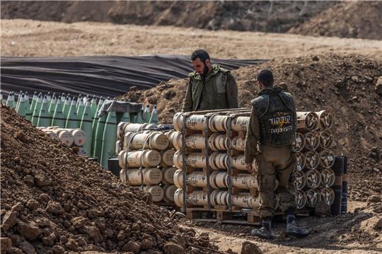 Israelische Artilleriesoldaten stehen in der Nähe der Grenze zum Gazastreifen während der anhaltenden israelischen Bombardierung des Gazastreifens.