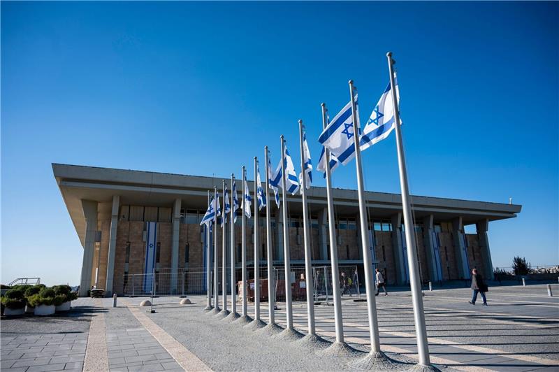 Knesset gegen einseitige Gründung eines Palästinenserstaats Israelische Flaggen wehen vor dem Parlamentsgebäude in Jerusalem.