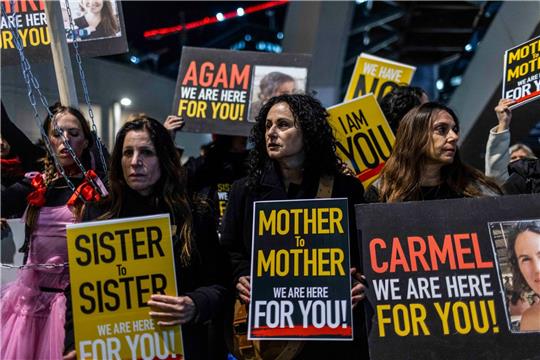 Israelische Frauen halten Plakate, die die Freilassung israelischer Geiseln fordert. Ein UN-Bericht sieht sexualisierte Gewalt bei dem Terroranschlag der Hamas als wahrscheinlich an.