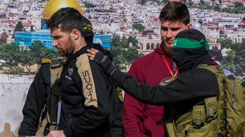 Gaza-Waffenruhe bleibt auch nach Geisel-Freilassung instabil Israelische Geiseln vor der Übergabe an das Rote Kreuz.