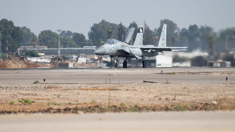 Israel greift Hafenstadt im Jemen an Israelische Kampfjets bombardierten aus Vergeltung für einen Drohnenangriff der Huthi-Milizen einen Hafen im Jemen.