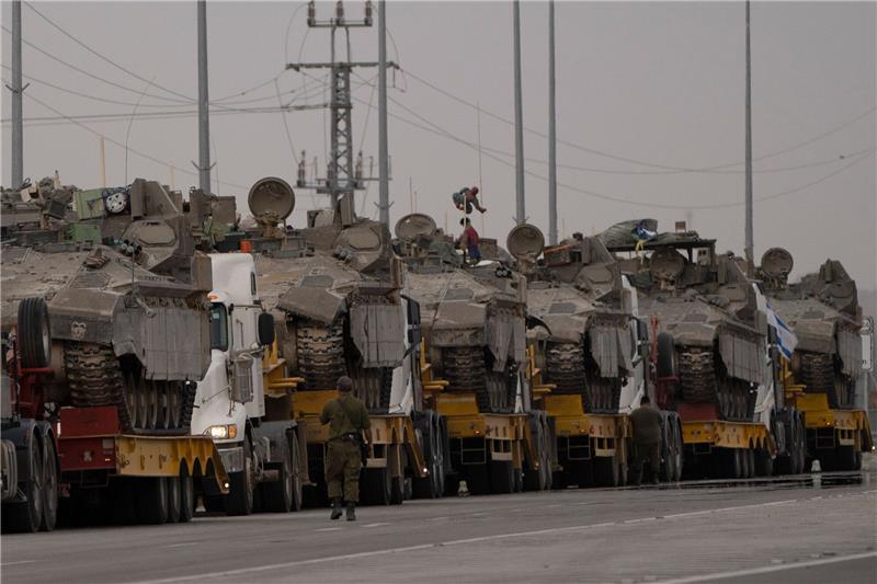 Israel erwägt vor Rafah-Angriff neuen Geisel-Deal Israelische Panzer auf dem Weg zur Grenze: Israel hält eine Offensive in Rafah für unumgänglich, um die dort verbliebenen Bataillone der Hamas zu zerschlagen.