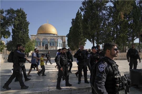 Israelische Polizisten eskortieren eine Gruppe jüdischer Männer zum Tempelberg, auf dem Gelände der Al-Aqsa-Moschee in der Altstadt von Jerusalem.